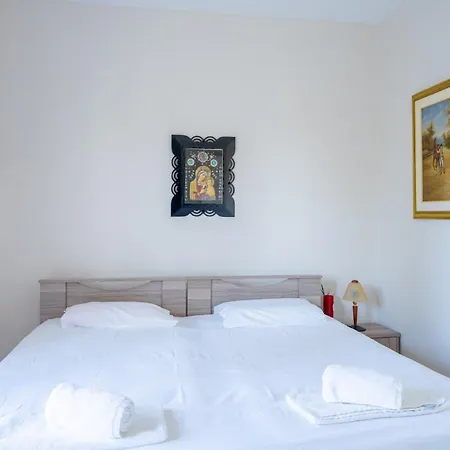 Seaside Corner By Golden Host *
